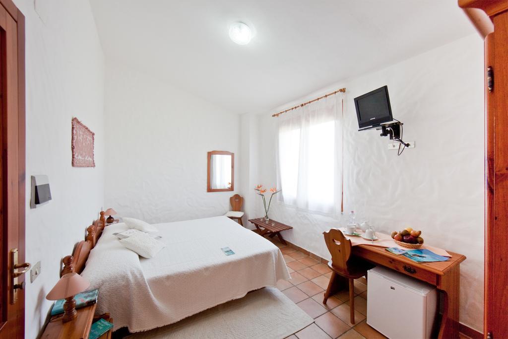 Hotel S'Obreschida Кастиадас Екстериор снимка